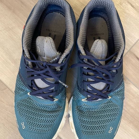 On Cloud running blue 7.5 great used condition - Picture 3 of 8